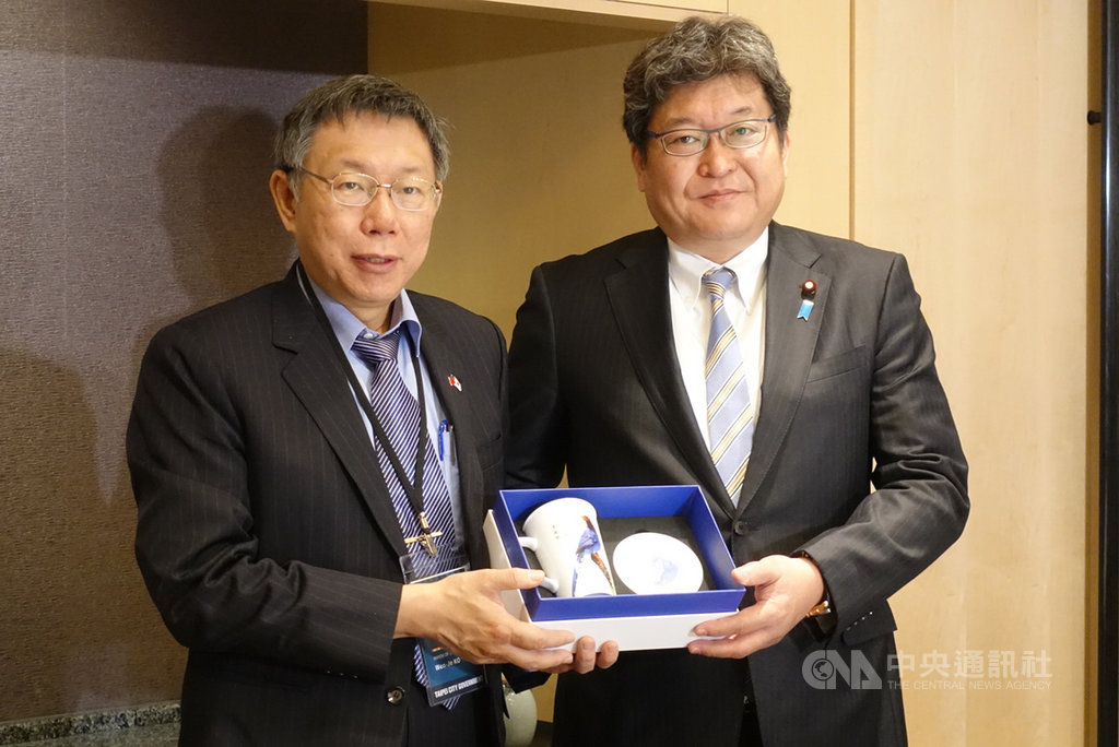 台北市長柯文哲(左)24日與日本自由民主黨代理幹事長萩生田光一(右)早餐會,並致贈紀念品。中央社記者梁珮綺東京攝 108年5月24日