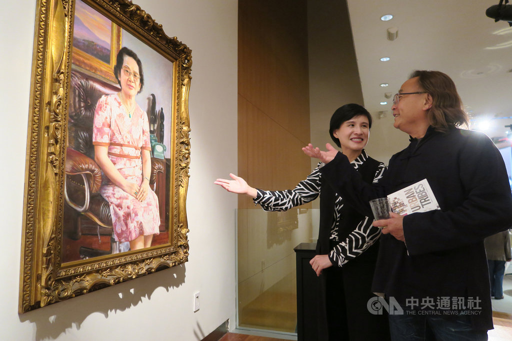 美國順天美術館24件作品在駐紐約辦事處展出,館長陳飛龍(右)與文化部長鄭麗君(左)在已故畫家李梅樹1981年畫作「許夫人像」前討論。中央社記者尹俊傑紐約攝 108年5月24日