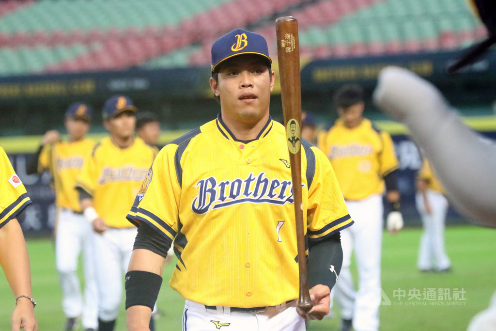 中職中信兄弟隊24日與統一獅隊交手,中信兄弟陳子豪8局代打敲出3分砲,幫助球隊超前比分,這是他生涯首支代打全壘打,兄弟隊終場以5比2拿勝,中止3連敗。(中信兄弟隊提供)中央社記者謝靜雯傳真 108年5月24日