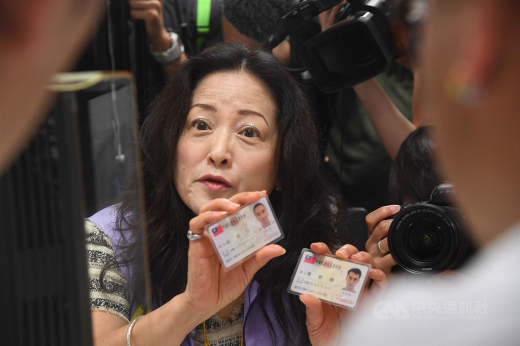 同性伴侶24日起可到戶政機關辦理結婚登記,台北市中正區戶政事務所人員一早就開始接待前來登記結婚的同志伴侶。中央社記者王飛華攝 108年5月24日