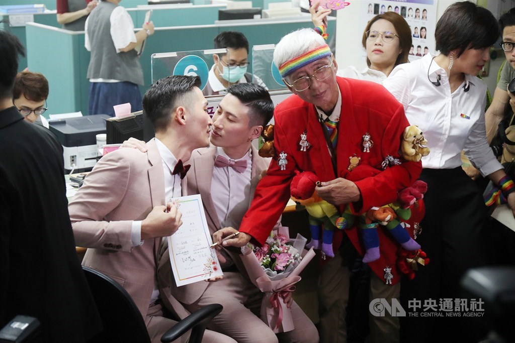 婚姻平權大平台24日在台北市信義區戶政事務所舉辦「亞洲第一同志新人結婚登記記者會」,為同志權益奔走40年的祁家威(紅衣)到場祝賀新人。中央社記者裴禛攝 108年5月24日