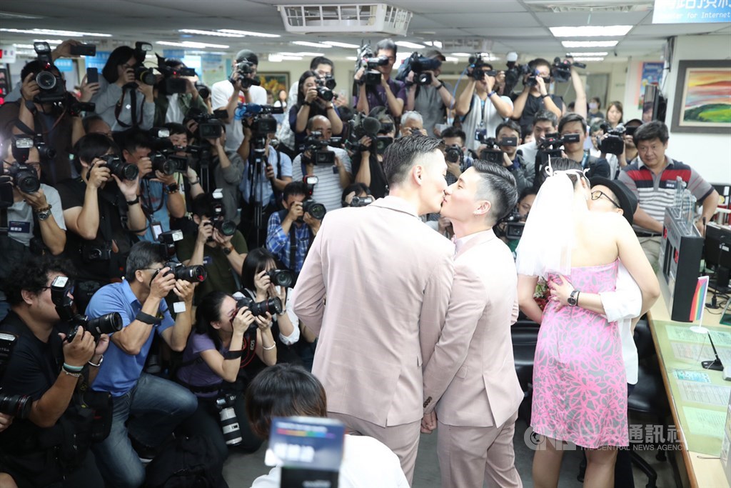 婚姻平權大平台24日在台北市信義區戶政事務所舉辦「亞洲第一同志新人結婚登記記者會」,兩對新人率先登記。中央社記者張新偉攝 108年5月24日