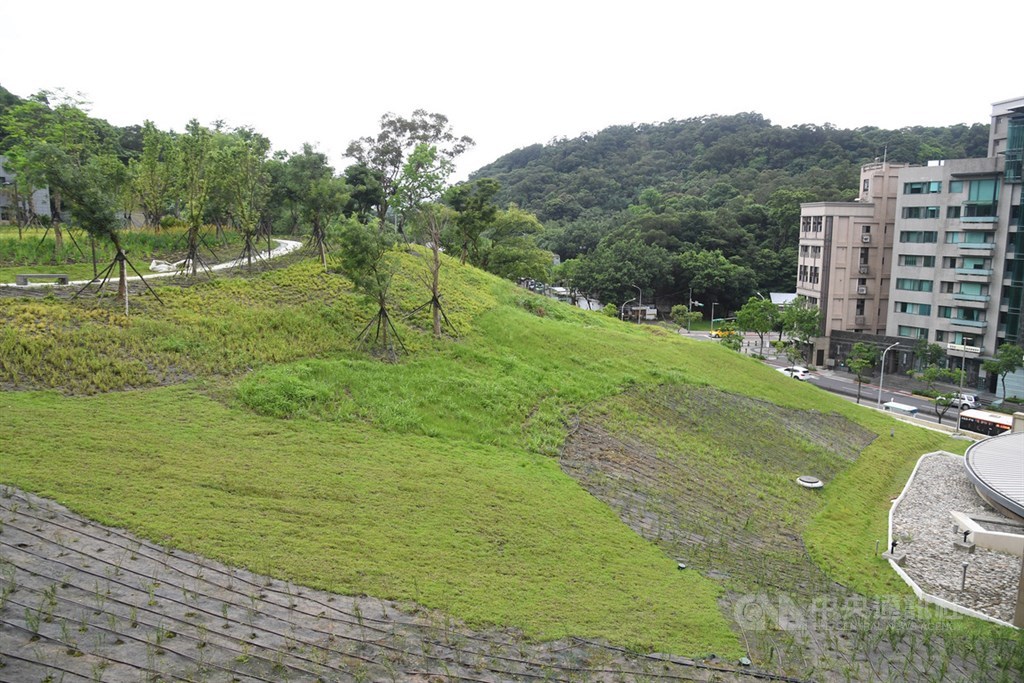 美國在台協會(AIT)內湖新館22日對外展示新館內部設施,館內植被都是透過雨水回收系統所儲存的水灌溉。中央社記者王飛華攝 108年5月22日