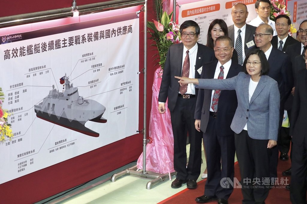 總統蔡英文(前右)24日上午在蘇澳龍德造船三廠主持「海軍高效能艦艇後續艦首艦暨快速布雷艇首艇建造開工典禮」,觀看後續艦主要戰系裝備圖示。前右2為龍德造船董事長黃守真。中央社記者吳翊寧宜蘭攝 108年5月24日