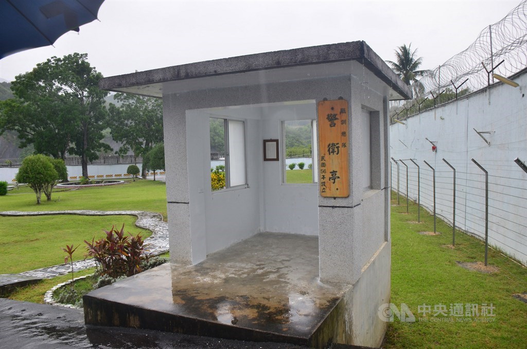 民國59年台東泰源軍監曾發生6名犯人搶槍逃逸事件,當年的建築物如今只剩下警衛亭(圖)和距離搶槍地點不到50公尺、被稱為鬼屋的警務連房舍。中央社記者盧太城台東攝 108年5月24日
