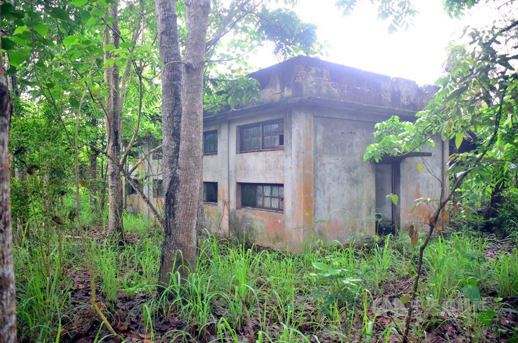民國59年台東泰源軍監發生6名犯人搶槍逃逸事件,當時只有在報紙以不到400字刊出,當年建築物如今只剩下警衛亭和距離搶槍地點不到50公尺、被稱為鬼屋的警務連房舍(圖)。中央社記者盧太城台東攝 108年5月24日