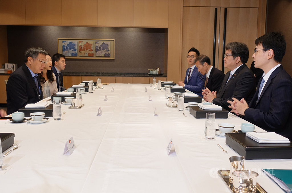 台北市長柯文哲(左)23日啟程訪日,24日與日本自由民主黨代理幹事長萩生田光一(右2)早餐會,雙方觸及核食進口議題。中央社記者梁珮綺東京攝 108年5月24日