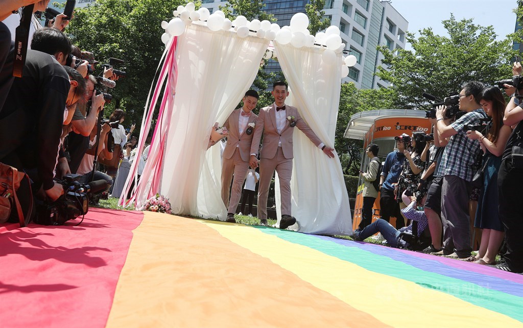 許多同性伴侶24日一早就到台北市信義區戶政事務所辦理登記,結婚登記程序結束後,同婚團體婚姻平權大平台與台北市政府民政局在信義廣場舉辦「幸福起跑線Wedding Party」。中央社記者張新偉攝 108年5月24日