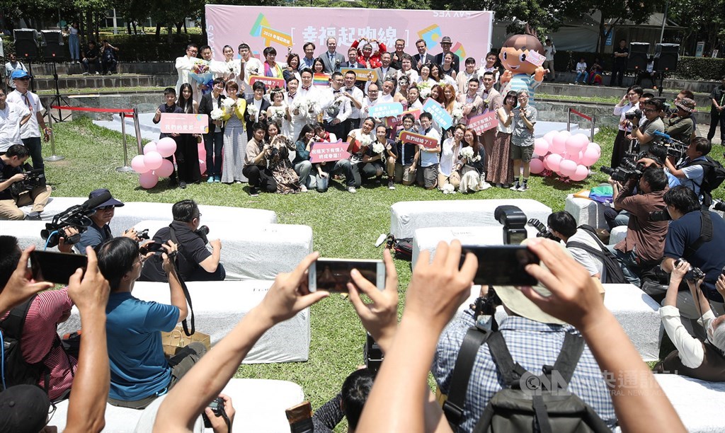 同婚團體婚姻平權大平台與台北市政府民政局24日在信義廣場舉辦「幸福起跑線Wedding Party」,20對新人在戶政事務所辦理結婚登記後到場同樂,吸引不少媒體到場拍攝。中央社記者張新偉攝 108年5月24日