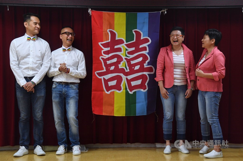 伴侶盟創辦人律師許秀雯(右2)及伴侶盟秘書長簡至潔(右)、伴侶盟理事長Alex(左2)及其伴侶Joe(左),24日到台北市中正區戶政事務所辦理結婚登記,兩對新人開心接受媒體訪問。中央社記者王飛華攝 108年5月24日
