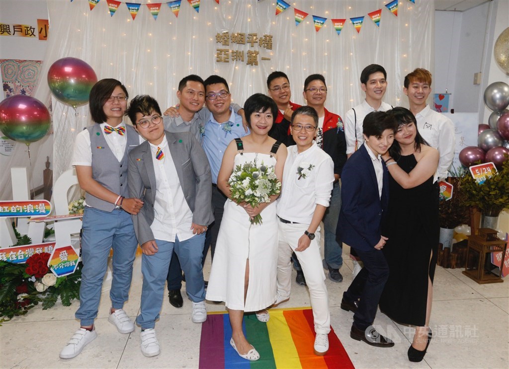高雄市多對同性伴侶24日一早就前往辦理並換發證件,開心合影留念。中央社記者董俊志攝 108年5月24日