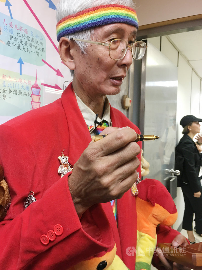 同婚登記24日開跑,同志運動先驅祁家威(圖)也現身為新人祝賀,他拿出總統蔡英文簽署同婚專法並送給他的筆興奮地表示,這支筆簽署了「司法院釋字第748號解釋施行法」,用來簽見證非常有意義,感覺誠意滿滿。中央社記者吳欣紜攝 108年5月24日