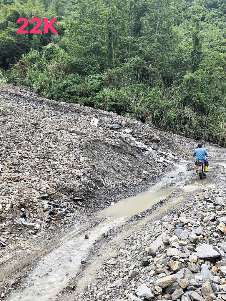近日強降雨導致「投89線」力行產業道路多處崩塌,機具清完又落石,南投縣長林明溱24日表示,坍方後不斷搶修無法根本解決問題,研擬新闢另一條道路改善。圖為力行道路現況。(南投縣政府提供)中央社記者蕭博陽南投縣傳真 108年5月24日