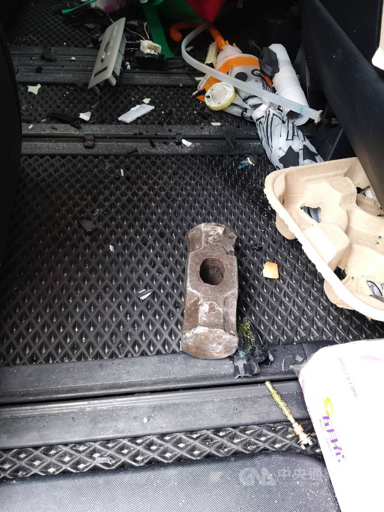 一輛轎車24日傍晚行經新北市板橋區民族路時,旁邊一處建築工地的大樓上,突然掉落鐵鎚砸穿車頂天窗,所幸後座女童逃過一劫,僅腳部擦傷。(警方提供)中央社記者黃旭昇新北傳真 108年5月24日