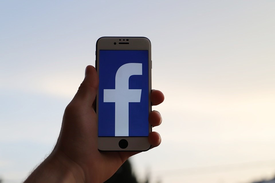 社群網站Facebook將在全球陸續推出「為什麼我會看到這則貼文」新功能,解答用戶對於動態消息運作方式的疑問。(圖取自Pixabay圖庫)