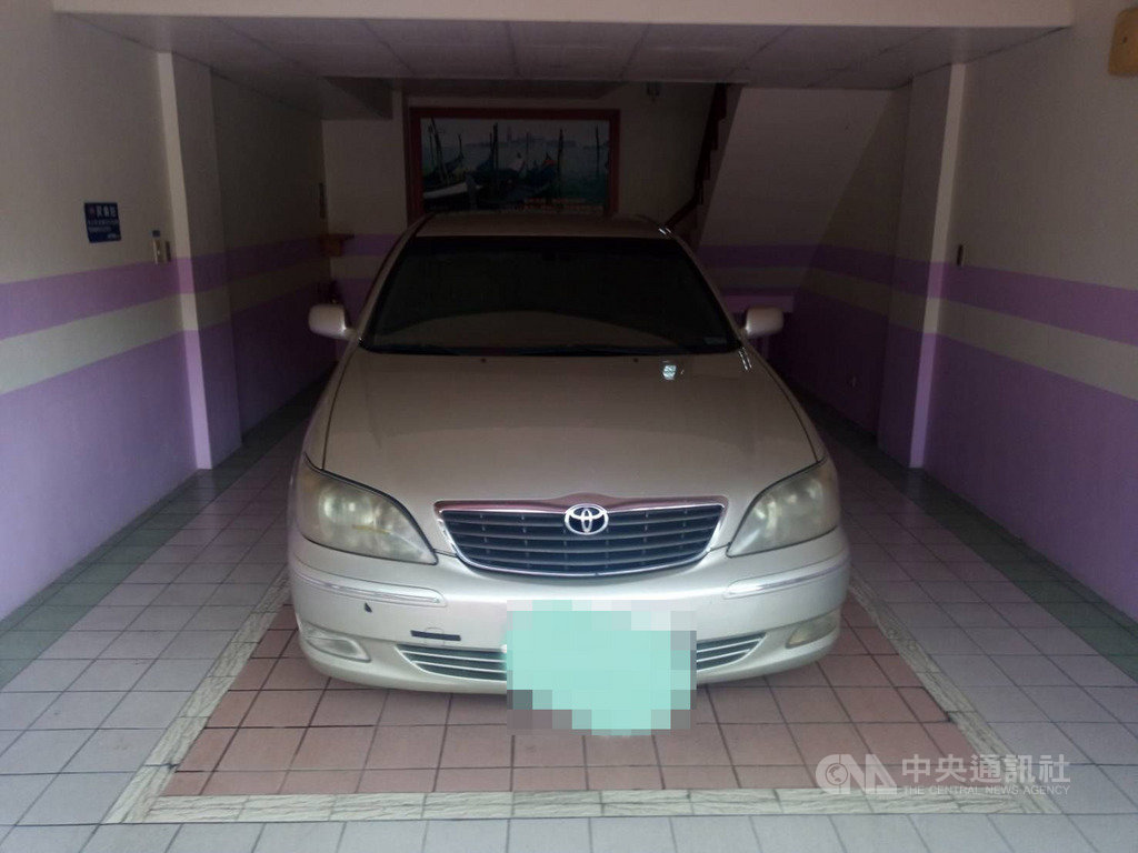 宜蘭縣羅東鎮一間汽車旅館25日發生汽車廢氣引起一氧化碳中毒,50歲王姓男子帶著9歲兒子與蒙古籍22歲和19歲女子入住旅館,被人發現時已昏迷不醒,警消獲報立即將4人送醫。(翻攝照片)中央社記者王朝鈺傳真 108年5月25日