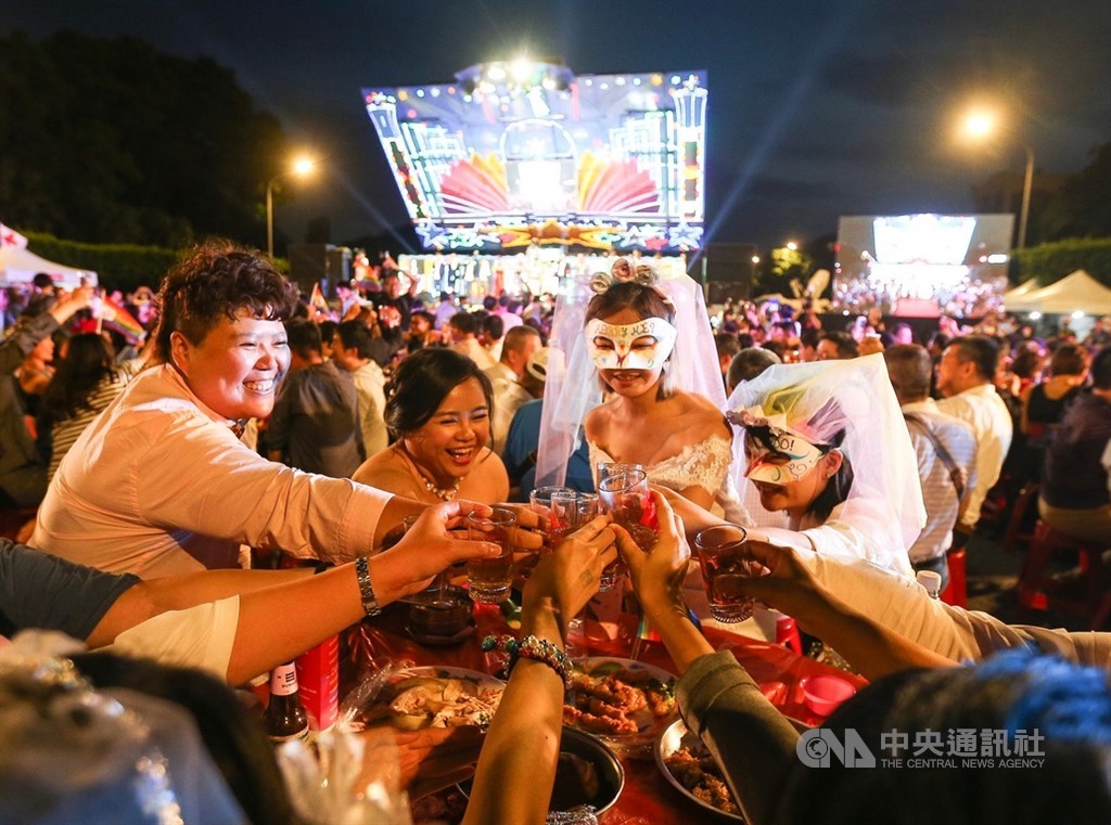 台灣伴侶權益推動聯盟25日晚間在總統府前凱達格蘭大道盛大舉辦「同婚宴」,與會眾人笑容洋溢,一起舉杯開心同慶,現場熱鬧非凡。中央社記者謝佳璋攝 108年5月25日