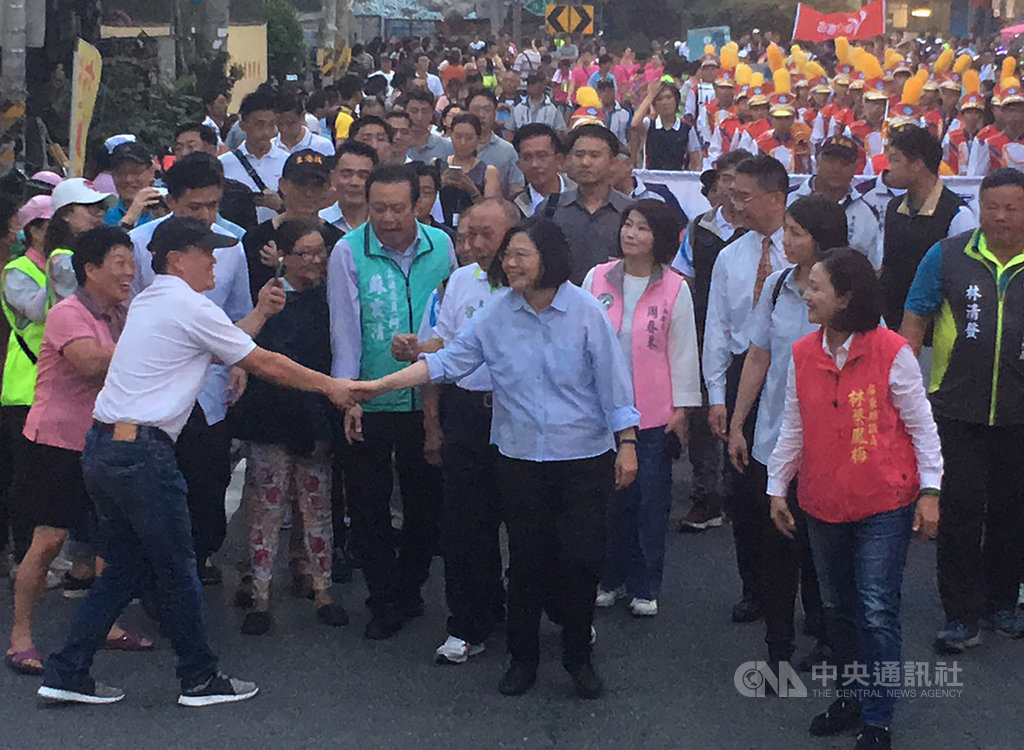 總統蔡英文(前中)25日南下屏東,參加東港黑鮪魚文化觀光季的踩街嘉年華活動,蔡總統走在踩街隊伍前面,沿途受到民眾歡迎。中央社記者郭芷瑄攝 108年5月25日