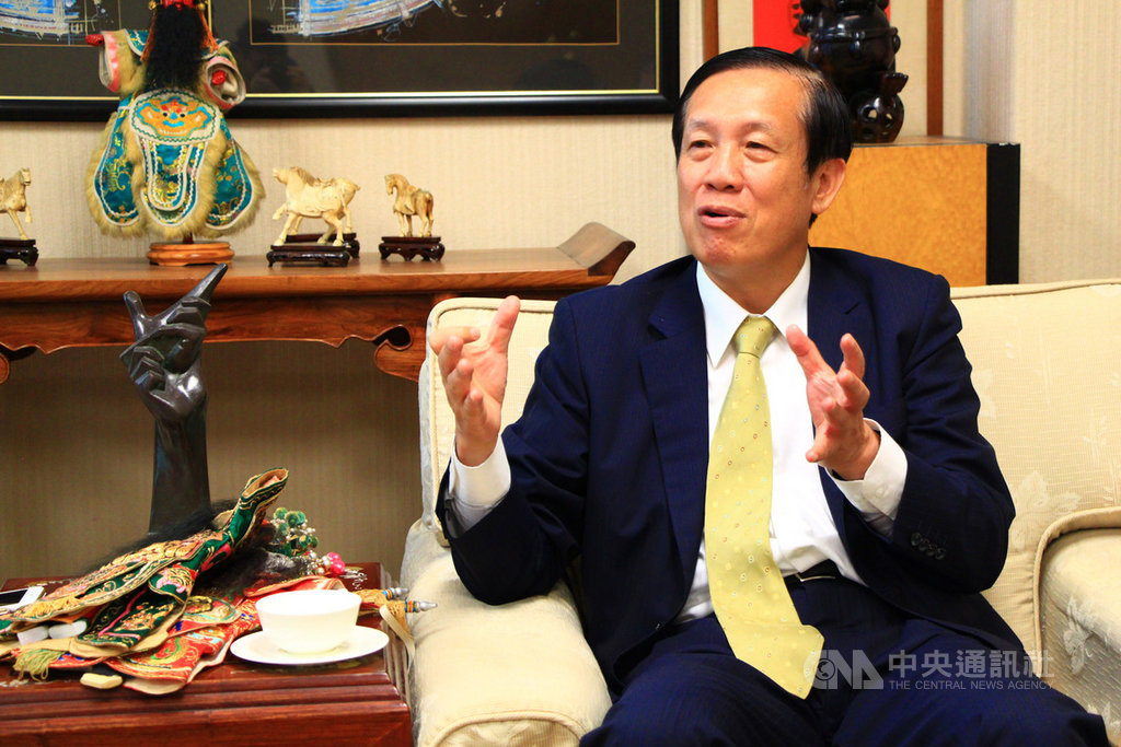 商總理事長賴正鎰是資深布袋戲迷,他透露,小時候為了要趕上布袋戲播映時間,練就了好腳力,原本從學校到家裡一個小時路程,他只要20分鐘就可以抵達。中央社記者蘇木春攝 108年5月25日