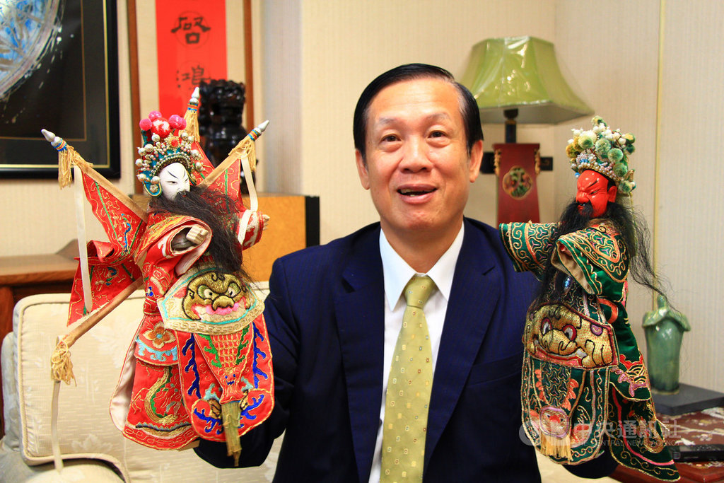 布袋戲是台灣庶民文化重要一環,商總理事長賴正鎰展示自己珍藏多年的古董戲偶。他說,布袋戲不僅讓自己學到歷史典故,更悟出做人處事的道理。中央社記者蘇木春攝 108年5月25日