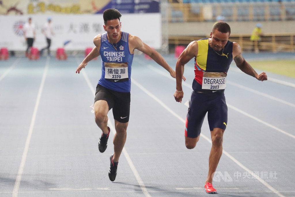 2019台灣國際田徑公開賽25日在台北舉行,晚間進行男子100公尺決賽,「台灣最速男」楊俊瀚(左)以10秒23不敵加拿大選手德格拉塞(Andre Degrasse)(右),無奈「銀」恨。中央社記者吳家昇攝 108年5月25日