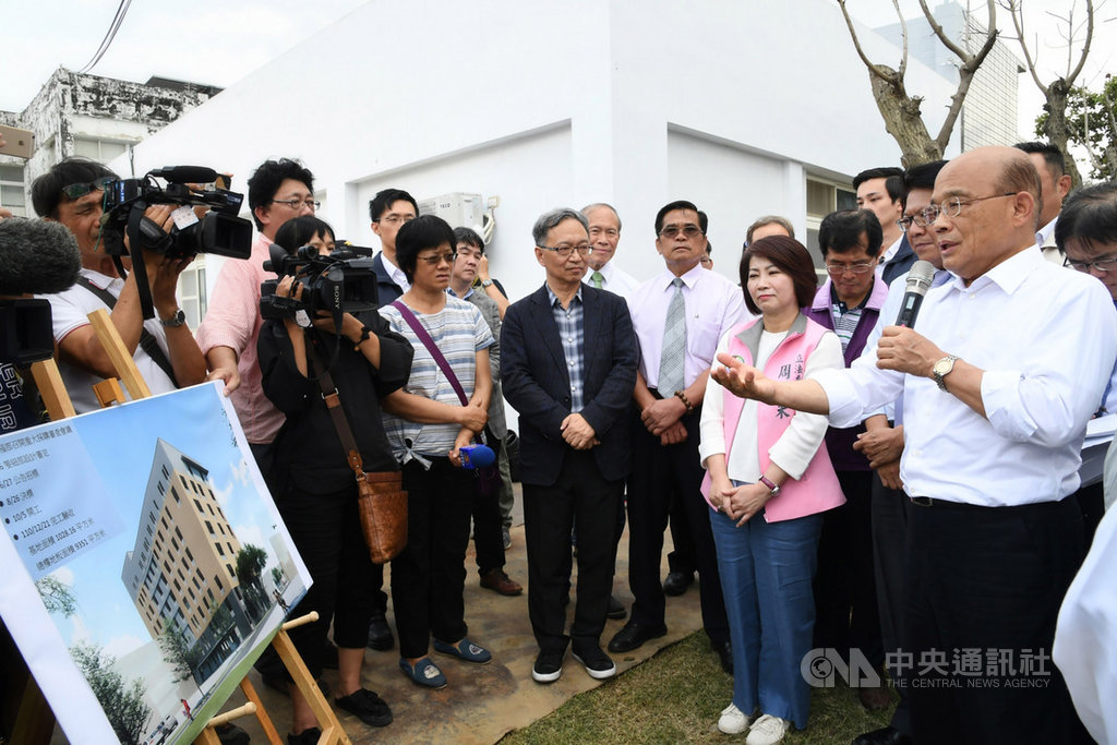 行政院長蘇貞昌(右1)25日視察恆春旅遊醫院重建醫療大樓工程。(行政院提供)中央社記者侯姿瑩傳真 108年5月25日