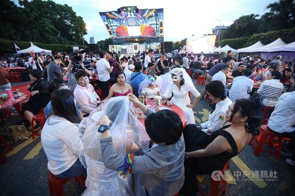 台灣伴侶權益推動聯盟25日晚間在凱道舉辦「同婚宴」,歡慶同婚專法正式上路,現場席開逾百桌,眾人一起開心迎接台灣婚姻平權歷史新頁。中央社記者謝佳璋攝 108年5月25日