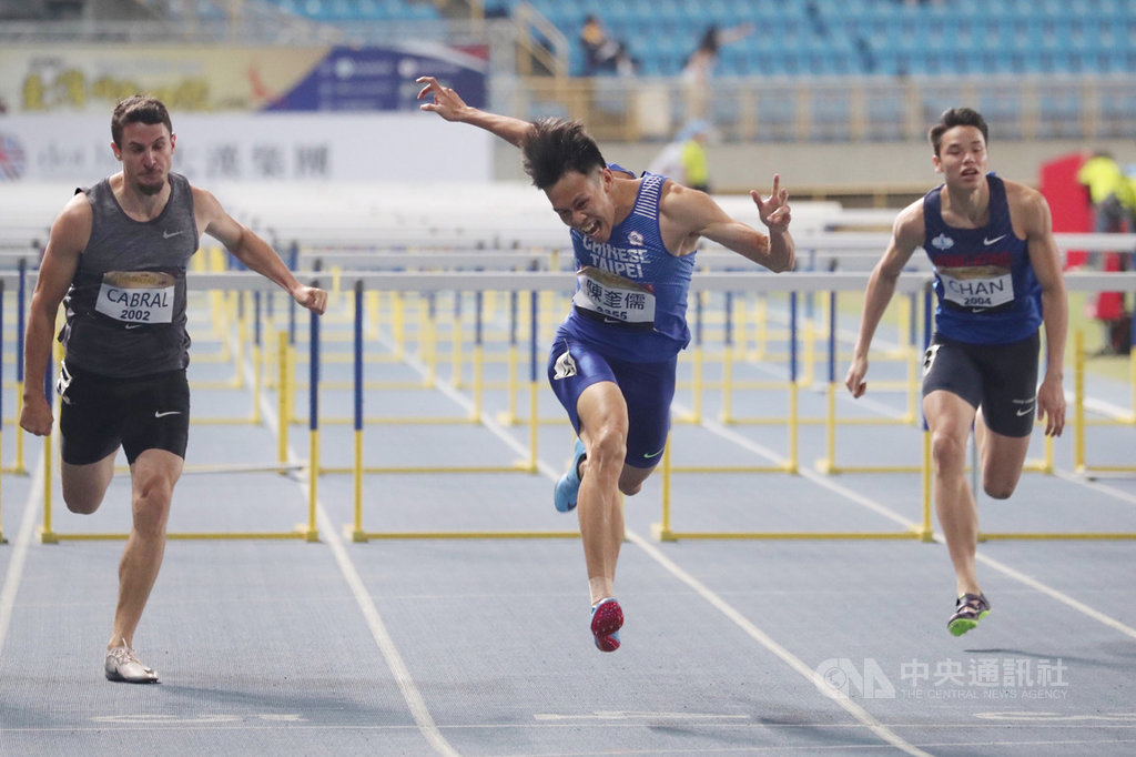 2019台灣國際田徑公開賽25日晚間進行男子110公尺跨欄決賽,台灣「欄神」陳奎儒(中)跑出13秒34,打破全國紀錄,搶下金牌。中央社記者吳家昇攝 108年5月25日