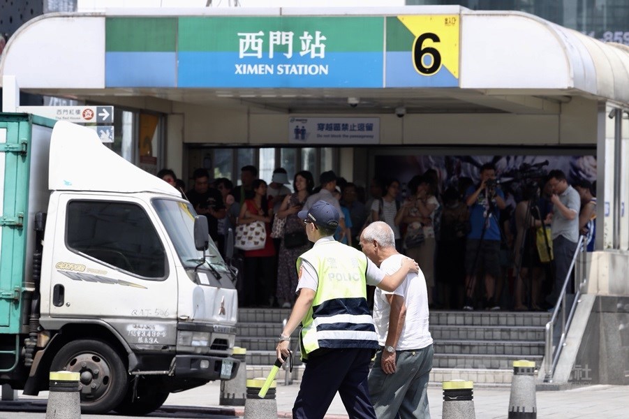 雙北、桃竹地區及基隆市、宜蘭縣將在27日下午舉行萬安42號演習,其中模擬飛彈來襲避難措施的空中威脅告警系統,預警範圍將擴及全台,屆時訊息會推播至民眾手機。(中央社檔案照片)