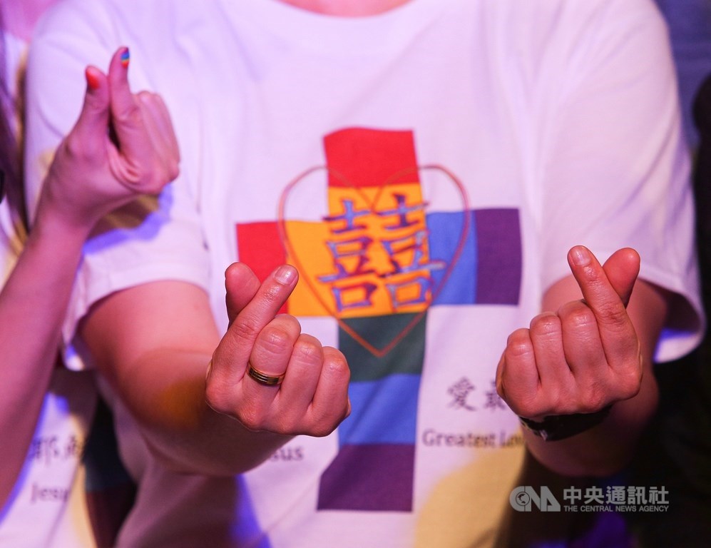 台灣伴侶權益推動聯盟25日晚間在凱達格蘭大道舉辦「同婚宴」,席開逾百桌,現場喜氣洋洋,邀請眾人同慶台灣婚姻平權朝前跨出一大步。中央社記者謝佳璋攝 108年5月25日