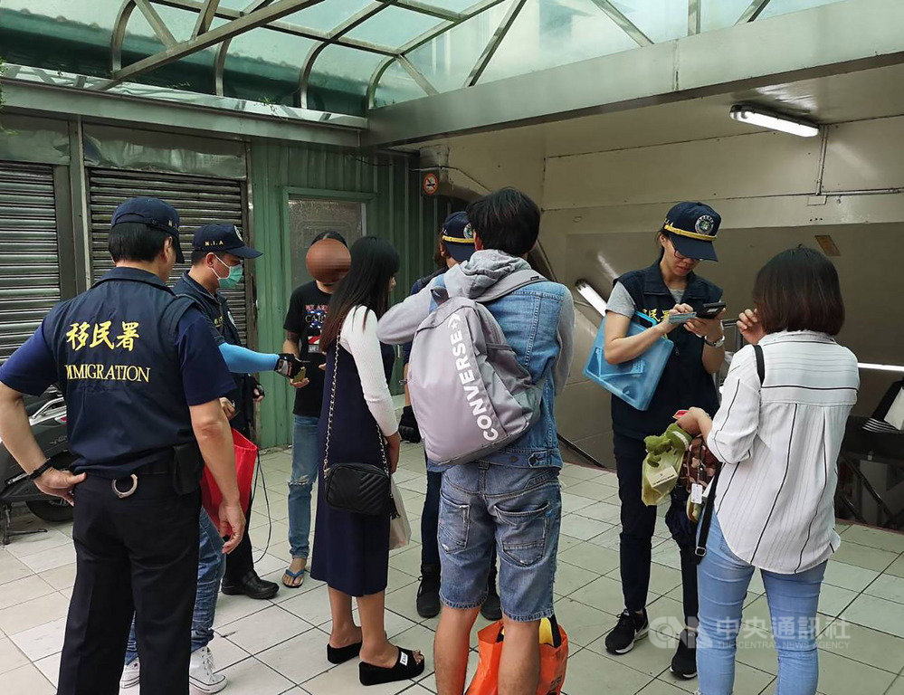 移民署統計,25日的擴大聯合稽查,共巡查141處外來人口容易聚集地點,包含工地、外國商店和餐飲店、特種營業場所,逮捕165人,以越南籍最多、印尼籍次之。(移民署提供)中央社記者劉建邦傳真 108年5月25日