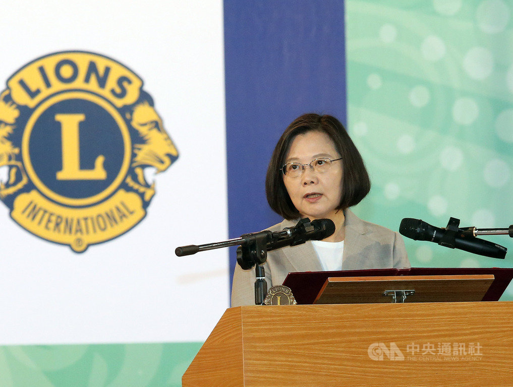 總統蔡英文26日出席「國際獅子會台灣總會第59屆年會暨會員大會開幕典禮」致詞表示,目前台商回台累積投資總金額已超過新台幣3000億元,且今年就有1600億元投資落實到位;過去3年政府一步一腳印實現目標,讓世界知道台灣是不可忽視的存在。中央社記者郭日曉攝 108年5月26日