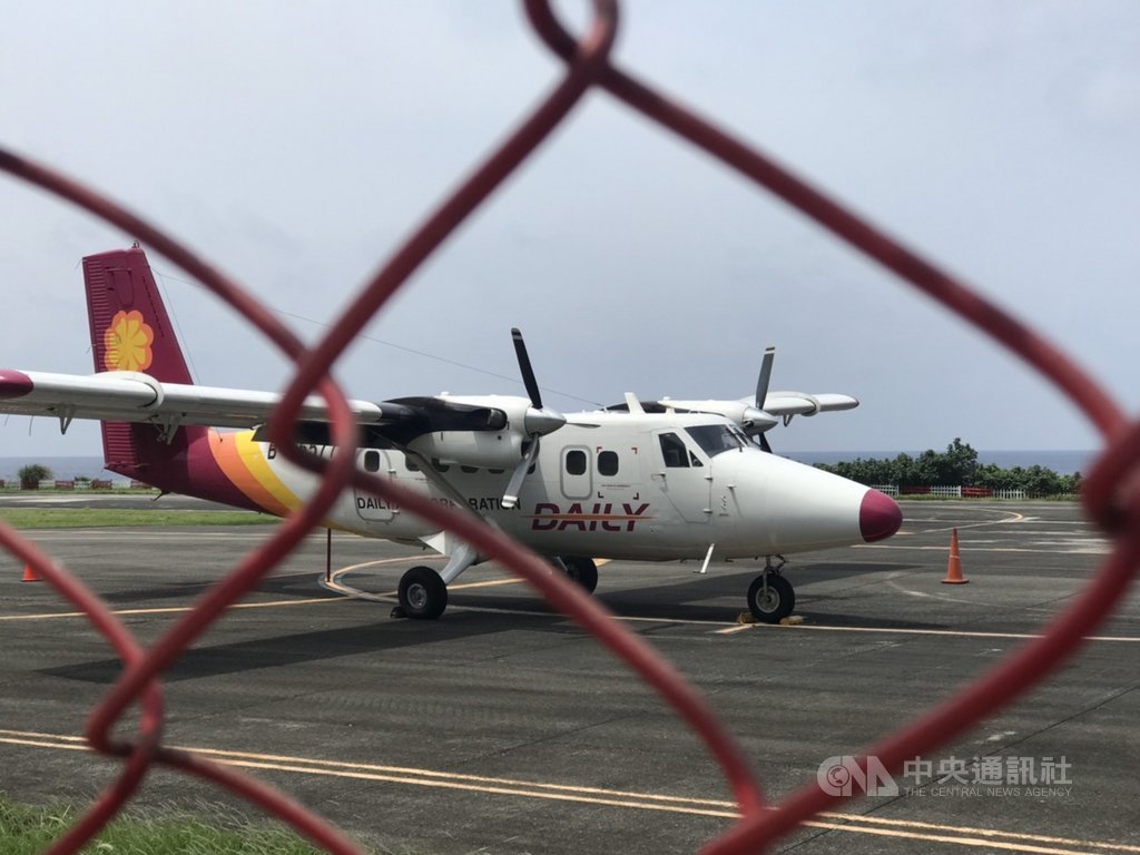 德安航空26日台東飛蘭嶼小飛機降落後油壓系統出現問題,為了安全起見,旅客下飛機走跑道到航空站。蘭嶼航空站和德安公司人員,隨後用人力將飛機推回到停機坪。(蘭嶼隊長瑪拉歐斯提供)中央社記者盧太城台東傳真 108年5月26日