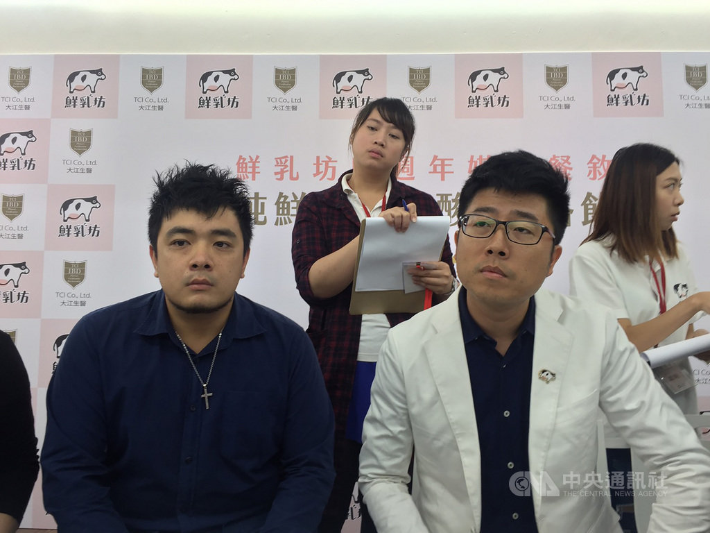 農業頻頻有新世代投入下,酪農業也因此出現產業轉型新模式,新世代群眾集資自創鮮乳品牌的營運長郭哲佑(前左)及獸醫師龔建嘉(前右)說,能產出不抽出乳脂的頂級純鮮乳,全因落實符合動物福利的管理,且乳脂占比之高,日本人也驚豔。中央社記者楊淑閔攝 108年5月26日