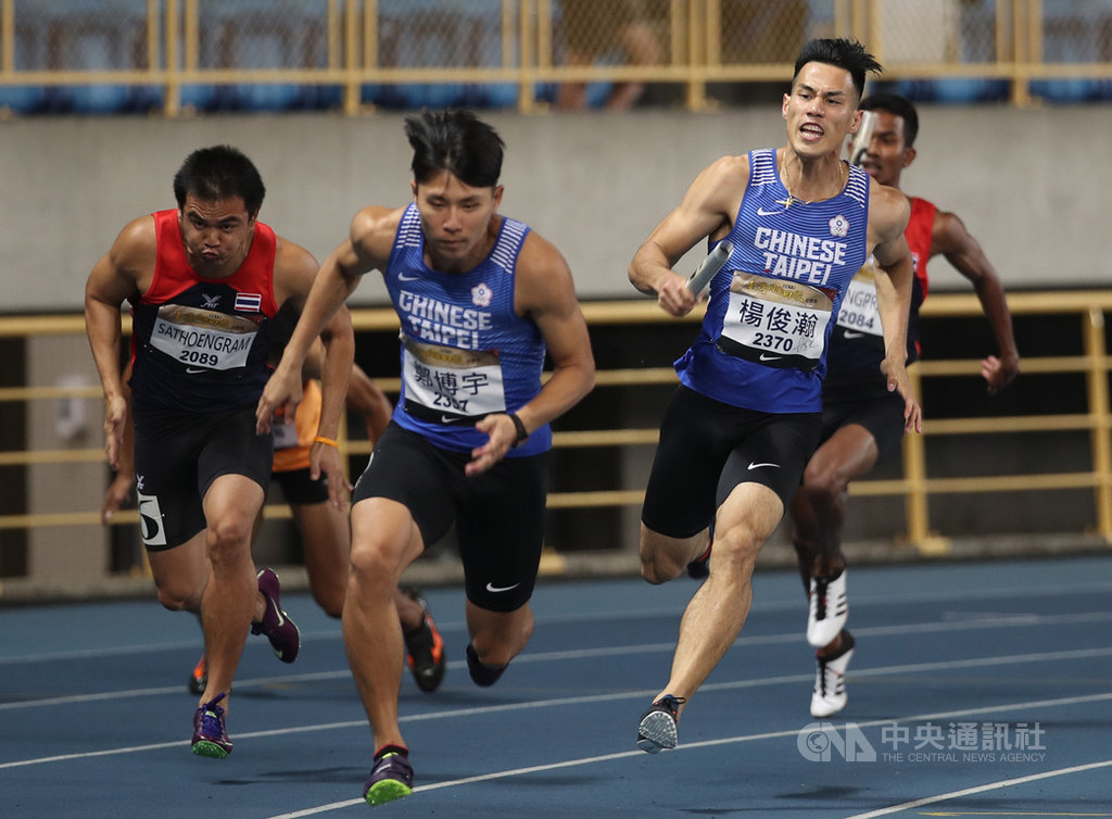 2019台灣國際田徑公開賽26日第2天賽程,晚間舉行男子400公尺接力決賽,中華隊由楊俊瀚(藍衣右起)與鄭博宇等4人出賽,繳出全場最佳成績39秒05,順利奪下金牌。中央社記者張新偉攝 108年5月26日