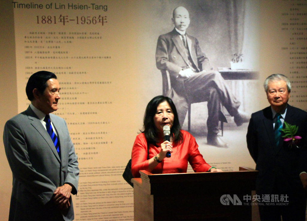 台中霧峰明台高中26日歡慶70週年校慶,並為「林獻堂博物館」揭牌,明台高中董事長林芳媖(左2)、前總統馬英九(左)到場見證,歡迎民眾到博物館參觀,透過文獻史料了解台灣近代民主史。中央社記者蘇木春攝 108年5月26日
