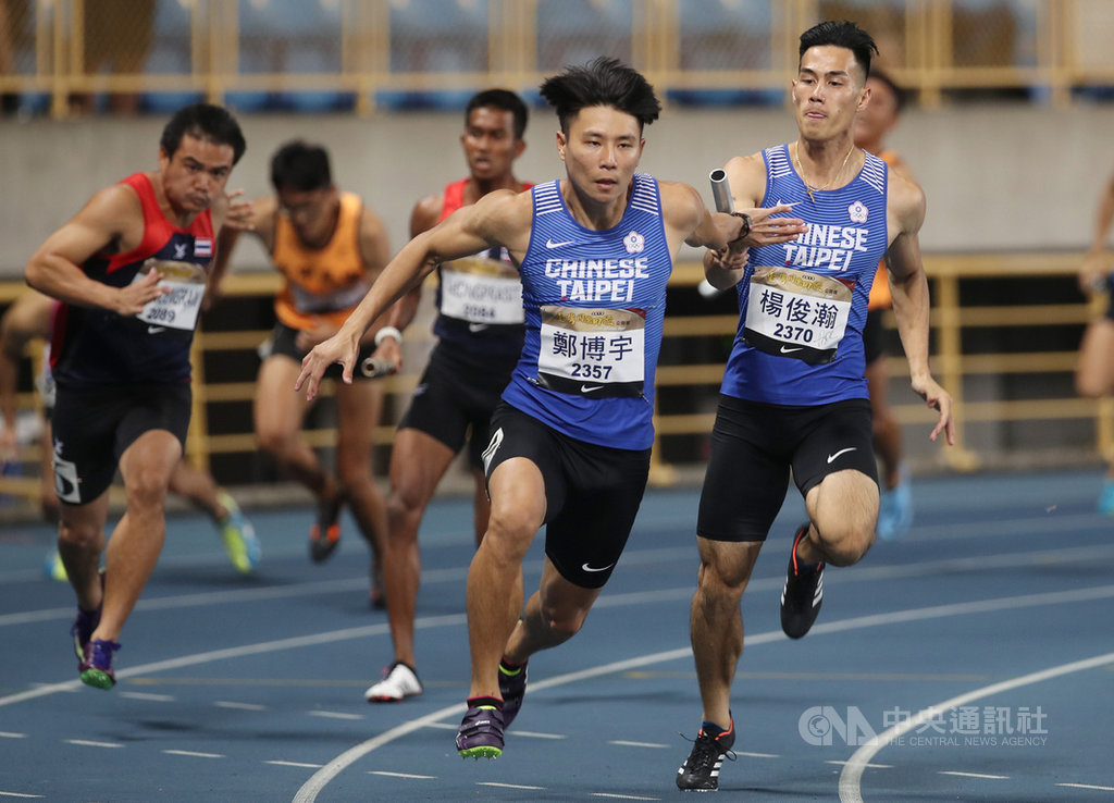 2019台灣國際田徑公開賽26日晚間在台北田徑場進行男子400公尺接力決賽,中華隊繳出全場最佳的39秒05摘金。圖為楊俊瀚(右)交棒給鄭博宇(右2)的瞬間。中央社記者張新偉攝 108年5月26日