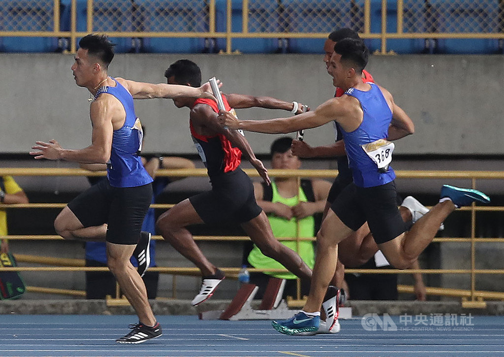 2019台灣國際田徑公開賽男子400公尺接力決賽26日晚間登場,中華隊派出魏泰陞、王偉旭、楊俊瀚與鄭博宇出賽,4人繳出全場最佳的39秒05摘金。圖為王偉旭(前右)交棒給楊俊瀚(前左)。中央社記者張新偉攝 108年5月26日