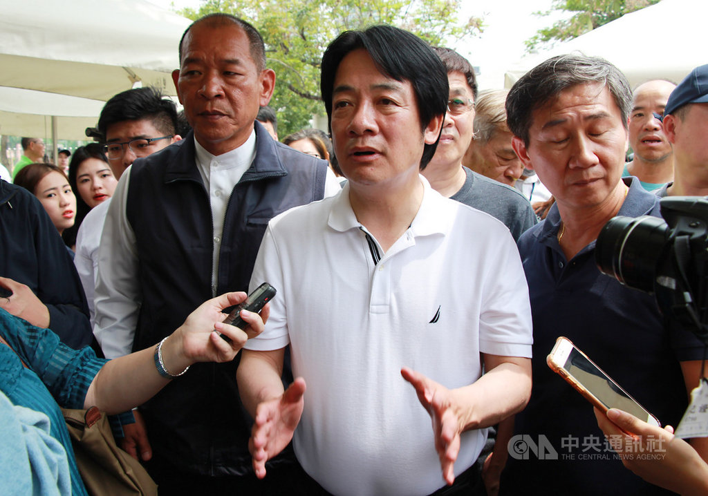 民進黨29日將再開中執會,討論總統初選相關事宜。前行政院長賴清德(前中)26日受訪表示,總統蔡英文工作繁忙不會出席,那他也不會出席。中央社記者蘇木春攝 108年5月26日