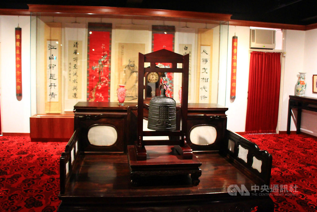 台中霧峰明台高中26日舉辦創校70週年校慶活動,並為籌備許久的「林獻堂博物館」揭牌,館內收藏大量霧峰林家相關史料及「台灣議會之父」林獻堂的日記及墨寶等。中央社記者蘇木春攝 108年5月26日