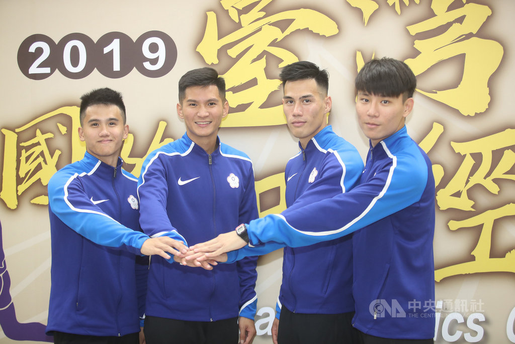 2019台灣國際田徑公開賽26日進行男子400公尺接力決賽賽程,中華隊被隔壁道的泰國隊攪局,雖以39秒05的成績順利奪金,但卻沒能跑進設定的目標內。中央社記者張新偉攝 108年5月26日