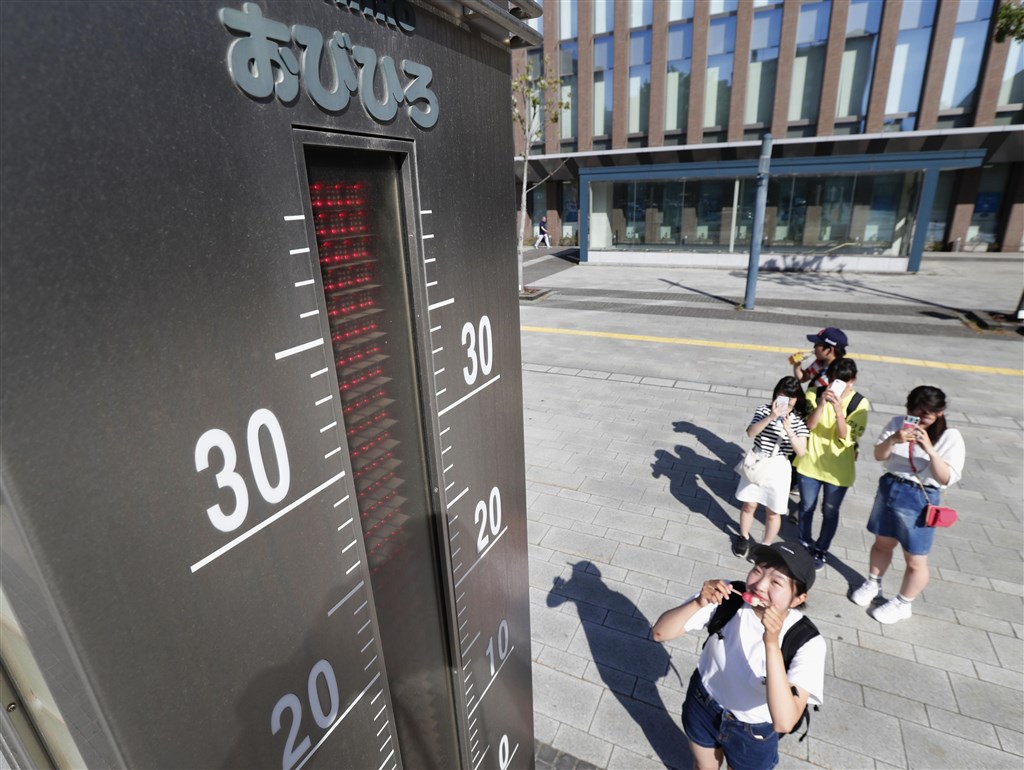 日本26日全國各地天氣炎熱,北海道帶廣市下午1時12分氣溫飆到38.8度。圖為北海道JR帶廣站前的大型溫度計。(共同社提供)