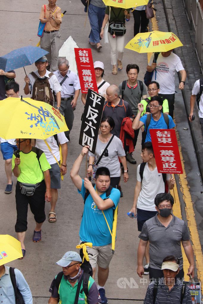 香港支聯會26日發起紀念「六四」30週年遊行,約2200港人參加。圖為遊行人士高舉「平反六四」標語。中央社記者張謙香港攝 108年5月26日