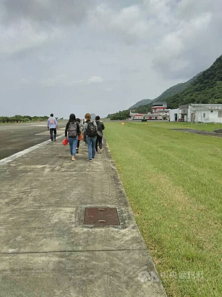德安航空26日台東飛蘭嶼小飛機降落後油壓系統出現問題,為了安全起見,機師請旅客下飛機步行到航空站。旅客開玩笑說,在機場跑道漫步的心願達成了。(saya提供)中央社記者盧太城台東傳真 108年5月26日