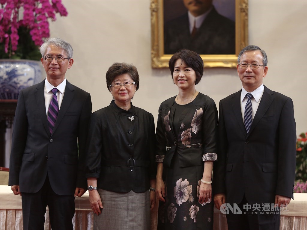 總統府27日舉行108年司法院大法官被提名人介紹記者會,被提名人有司法院秘書長呂太郎(右)、考選部部長蔡宗珍(右2)、高雄高等行政法院院長楊惠欽(左2)、台大法律系教授謝銘洋(左)。中央社記者徐肇昌攝 108年5月27日