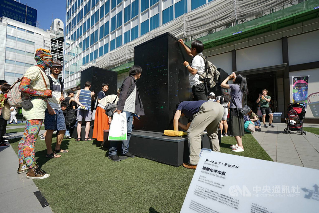台灣藝術家莊志維的作品「黑暗中的彩虹」在「六本木藝術之夜2019」參展。他透過設置於廣場中央、矩陣排列的黑色量體裝置,開啟一場與大眾的對話。(莊志維提供)中央社記者楊明珠東京傳真 108年5月26日