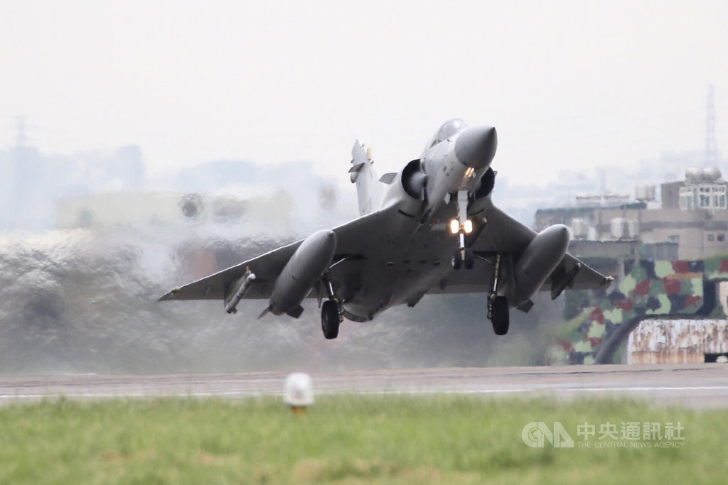 國軍「漢光35號」演習27日登場,空軍第二聯隊幻象2000戰機接獲命令後,執行戰備轉場任務。(軍聞社提供)中央社記者游凱翔傳真 108年5月27日