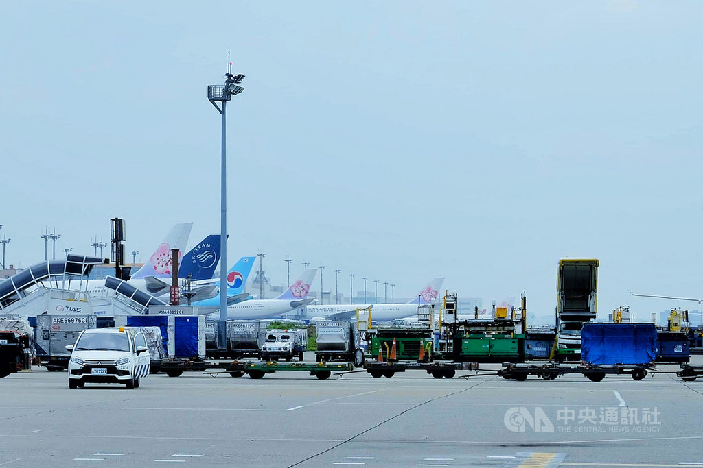 根據桃園國際機場公司統計,目前機場最高紀錄,一天共有158架班機有作業及過夜需求,而在一般日,每天平均約有150架班機,為解決停機位不足的問題,將先透過空間規畫增加停機位,以解決燃眉之急。中央社記者吳睿騏桃園機場攝 108年5月27日