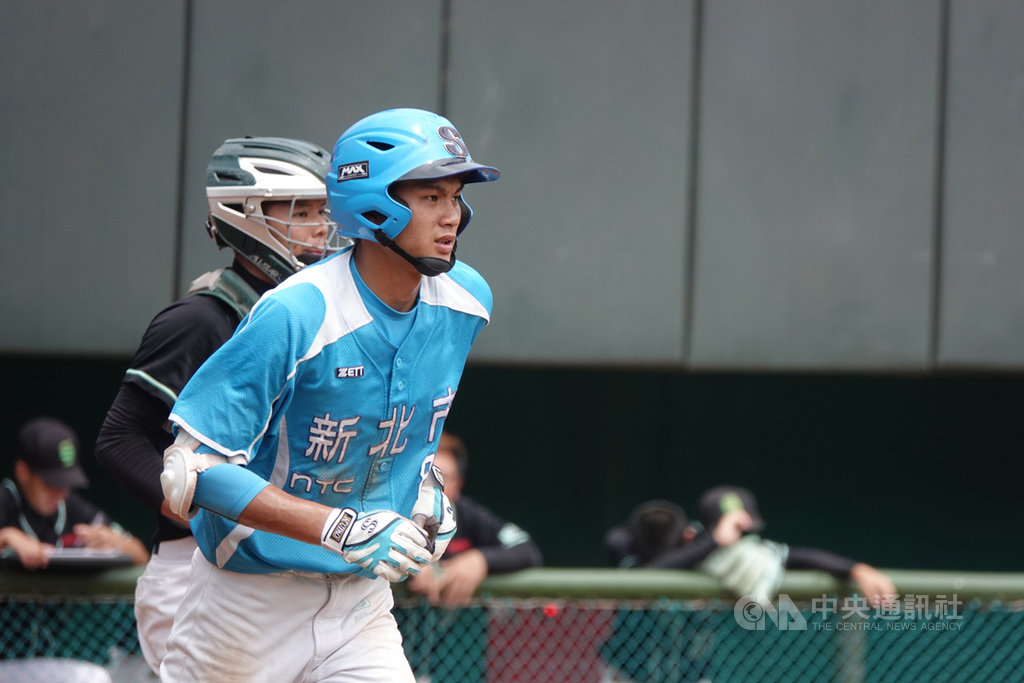 108年玉山盃青棒錦標賽A組勝部賽程,新北27日以13比2、7局擊敗新竹市,晉級4強。新北市岳政華(前)先發打第3棒,單場5打席上壘率百分百,首局敲出安打替球隊送回第1分,2局適時安打幫助球隊添分,4局選到保送,5局再獲觸身球保送,7局敲出個人單場第3安,表現亮眼。中央社記者謝靜雯攝 108年5月27日