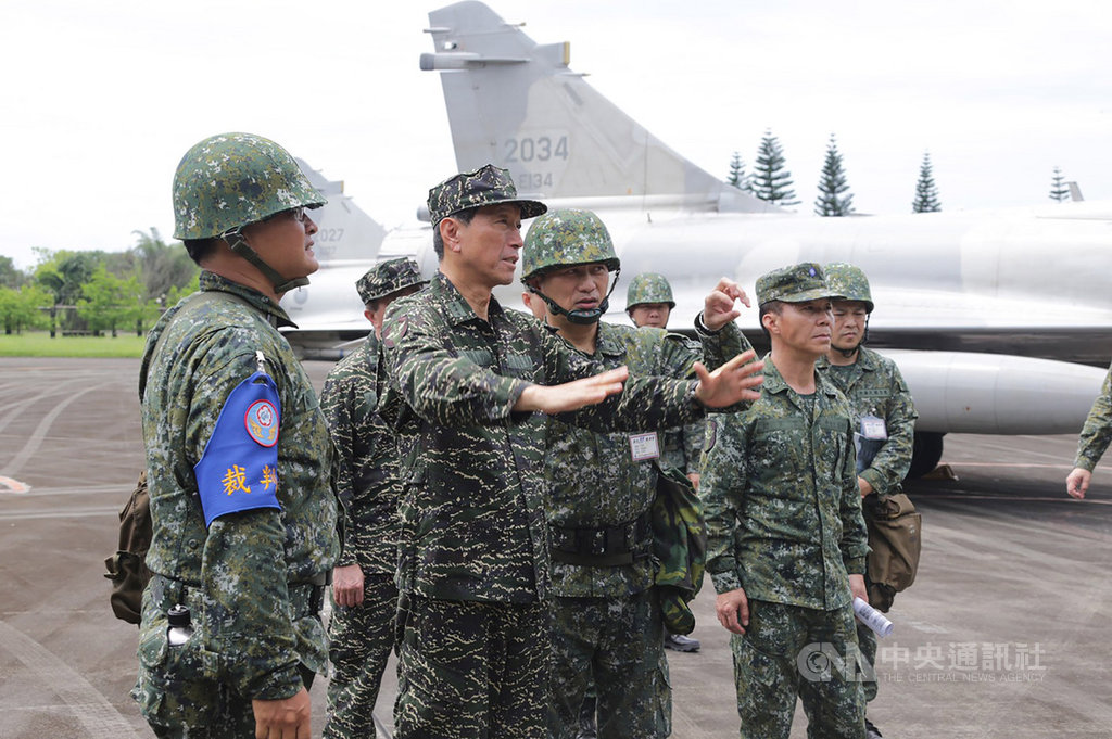 漢光35號實兵演習27日正式登場,參謀總長李喜明上將(左2)前往東部、中部地區視導官兵演練實況,並期勉各單位秉持「為戰而訓」原則。(軍聞社提供)中央社記者游凱翔傳真 108年5月27日